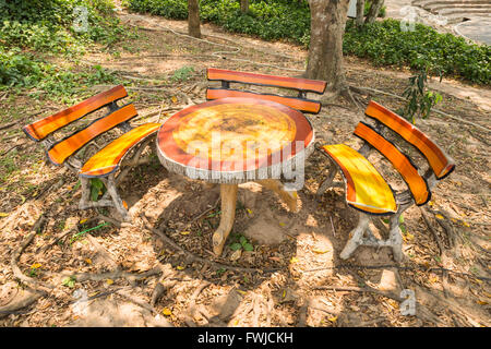 Tavolo e panche nel parco Foto Stock