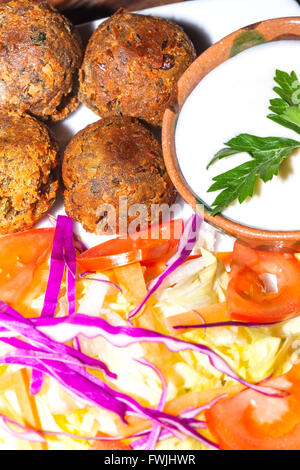 Piastra di falafel con verdure e salsa Mayonense, cibo vegetariano Foto Stock