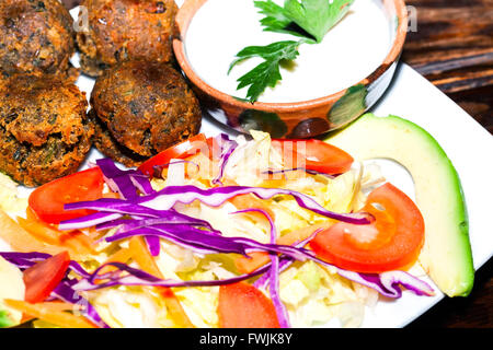 Falafel è un tradizionale Ristoranti mediorientali, comunemente servito in una pita Foto Stock