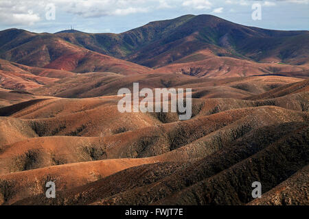 La vista dal Mirador de Astronómico Sicasumbre a nord sulle montagne brulle intorno a Pajara, Fuerteventura Foto Stock