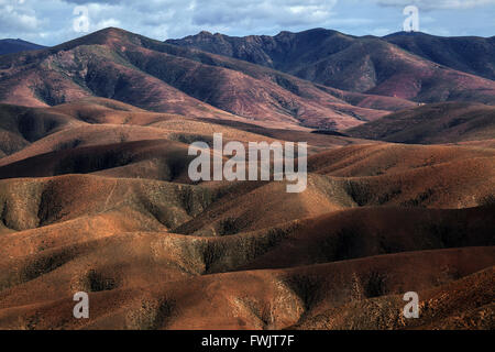 La vista dal Mirador de Astronómico Sicasumbre a nord sulle montagne brulle intorno a Pajara, Fuerteventura Foto Stock
