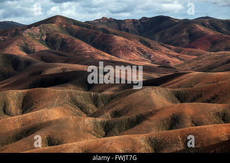 La vista dal Mirador de Astronómico Sicasumbre a nord sulle montagne brulle intorno a Pajara, Fuerteventura Foto Stock