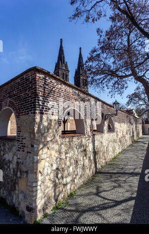 Basilica Vysehrad Praga fortezza mura Vysehrad fortezza Foto Stock