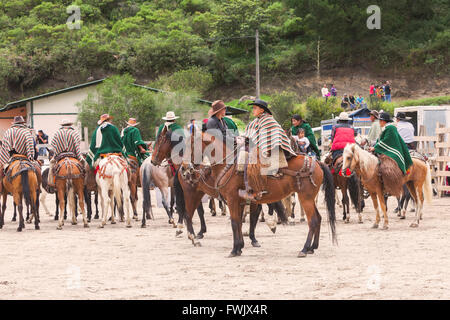 Banos, Ecuador - 30 Novembre 2014: un gruppo di giovani latino-Uomini a Cavallo aspetta Show Time, Sud America In Banos Foto Stock