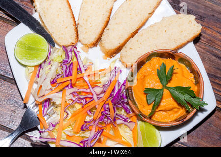 Hummus Condimento per insalata, delizioso antipasto pupillare medio in cucina orientale in tutto il mondo Foto Stock