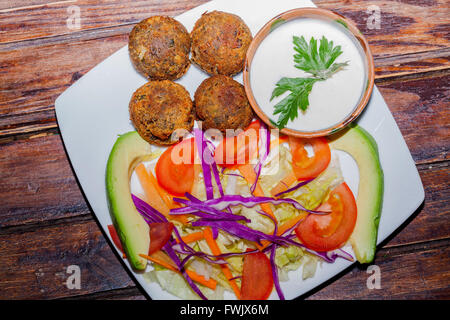 Falafel è cresciuta fino a diventare una comune forma di cibo di strada o Fast Food nel Medio Oriente Foto Stock