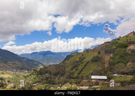 Vulcano Tungurahua Situato nel centro dell Ecuador ha scaricato su di una colonna di cenere calda e fumo, Sud America Foto Stock