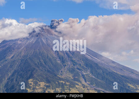 Giorno esplosione del vulcano Tungurahua, Sud America Foto Stock