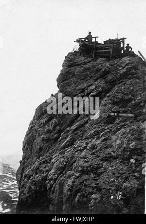 Un WWI funivia stazione per l'esercito italiano arroccata su una roccia si affacciano sulle linee del fronte delle Alpi del Nord Italia, circa 1916. Foto Stock