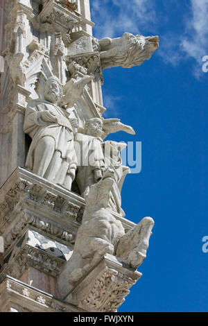 Facciata principale di Siena - Siena Cattedrale. Dettaglio di alcune sculture. Foto Stock