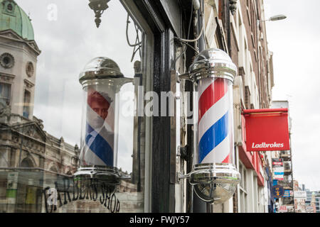 Barbiere pole al di fuori di un barbiere shop a Londra in area di Smithfield, REGNO UNITO Foto Stock