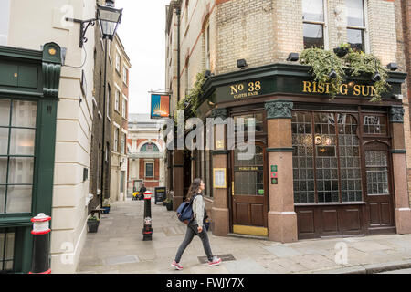 Il pub Rising Sun a West Smithfield, Londra, Inghilterra, Regno Unito Foto Stock