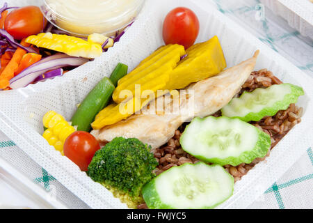 Pollo con aglio e pepe e insalata di verdure cucina thai e mettere in una moderna scatola di plastica. scegliere per la messa a fuoco Foto Stock