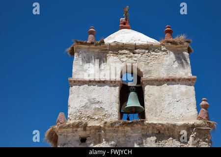 Storico del XVII secolo la chiesa nel piccolo villaggio di Parinacota Foto Stock