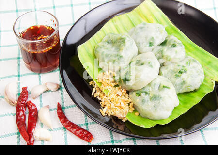 Allium tuberosum. Aglio erba cipollina con sorgente di soia. Dim sum è la cucina cinese. Foto Stock