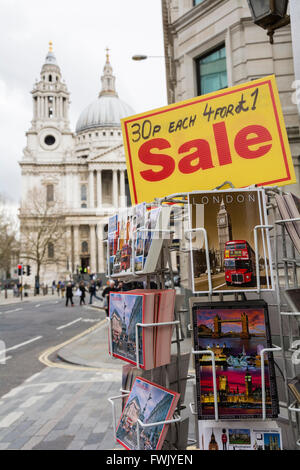 San Paolo cattedrale nel centro di Londra, preso da Ludgate Hill. Foto Stock