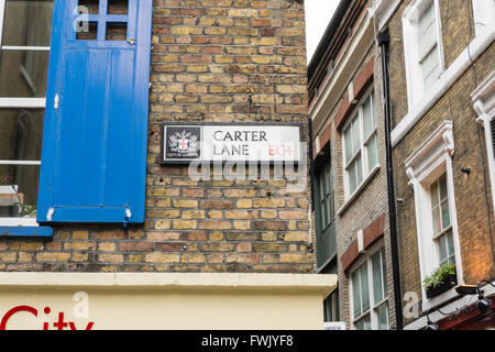 Carter Lane nella città di Londra, una strada laterale vicino alla Cattedrale di St. Paul, Londra, EC4, Inghilterra, Regno Unito Foto Stock