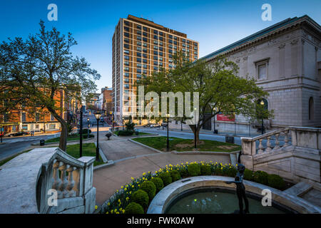 Parco e vista di edifici in Mount Vernon, Baltimore, Maryland. Foto Stock