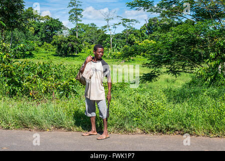 Uomo con un machete di etnia Sakalava nativo di Nosy Be Island, a nord del Madagascar nei pressi del villaggio di Ambatozavavy Foto Stock