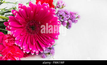 La molla bouquet di fiori con gerbere,i garofani e fiori viola Foto Stock