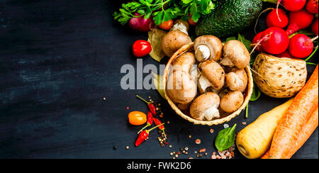 Organico raccolto di verdure con funghi freschi,Pomodori, carote, prezzemolo in legno verniciato Foto Stock