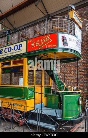 Wolverhampton Corporation di tramvie aprire topper n. 49, costruito nel 1909, ora al museo di Black Country Living, Dudley, Midlands, Regno Unito Foto Stock