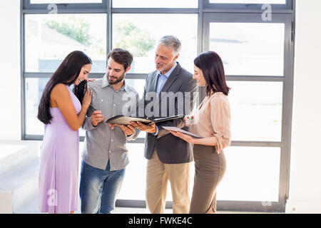 Real Estate Agent consegna accordo carta per paio Foto Stock