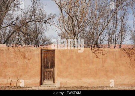 Adobe Pareti e porte in legno, Los Cerrillos, Nuovo Messico, STATI UNITI D'AMERICA Foto Stock