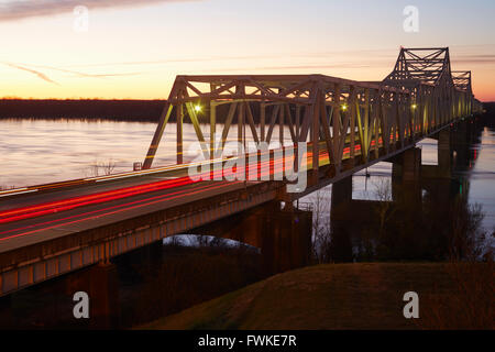 Vicksburg I-20 ponte sopra il fiume Mississippi al crepuscolo. Louisiana è sull'altro lato del fiume. Foto Stock