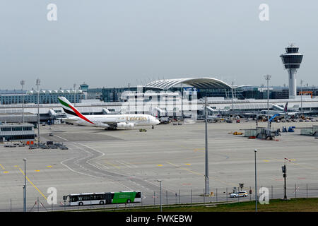 A380 Emirates 800 Airbus tassazione, l'Aeroporto Franz Josef Strauss di Monaco di Baviera, Baviera, Germania, Europa. Foto Stock