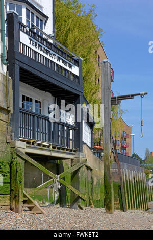 Famosa Riverside Prospect di Whitby storica casa pubblica River Tamigi preannunciano con la bassa marea con hangmans cappio Wapping East End di Londra Inghilterra Regno Unito Foto Stock