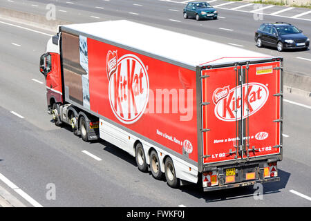 La logistica di trasporto Kit Kat chocolate bar & grafica del legatore sul lato del rimorchio articolato prodotto pubblicitario guidando lungo Inglese Regno Unito autostrada Foto Stock