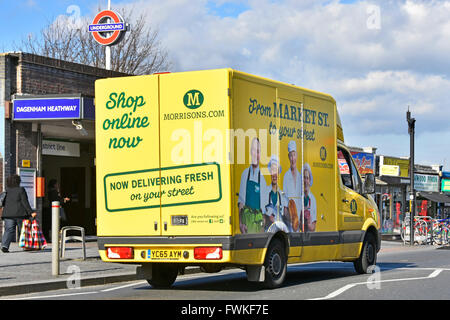 Morrisons home delivery van online per acquisti via internet gli ordini al di fuori di Dagenham Heathway stazione della metropolitana sulla LCC alloggiamento Becontree station wagon England Regno Unito Foto Stock