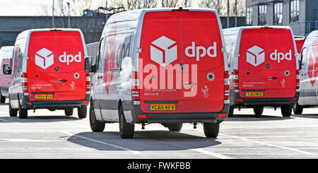 Dpd parcel delivery furgoni parcheggiati nel fissare lo smistamento e la distribuzione di trasporto del veicolo depot Dagenham East London Inghilterra England Regno Unito Foto Stock