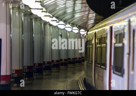 Alla stazione ferroviaria di Londra treno piattaforma vuota Foto Stock