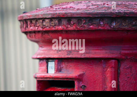 Iconici pilastro rosso Post Box Londra Inghilterra decadimento Peeling fatiscente Foto Stock