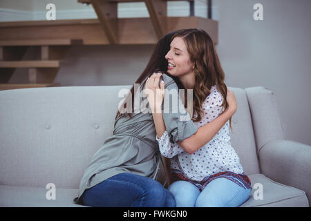 Due amici di sesso femminile che abbraccia ogni altro Foto Stock