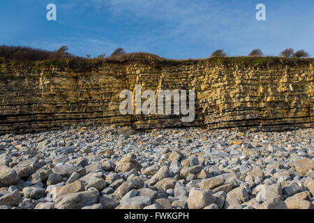 Rhoose punto spiaggia rocciosa a sud del Galles cielo blu Foto Stock