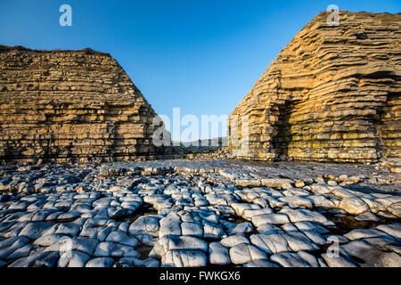 Rhoose punto spiaggia rocciosa a sud del Galles cielo blu Foto Stock