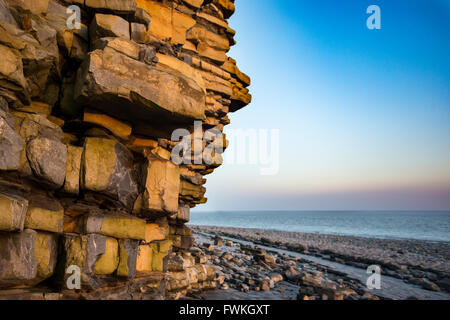 Rhoose punto spiaggia rocciosa a sud del Galles cielo blu Foto Stock