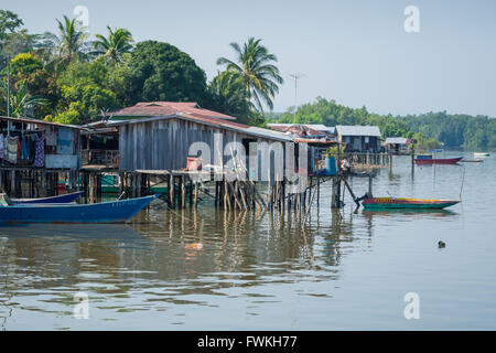 Case su palafitte in acqua - nord Sabah, Borneo Foto Stock