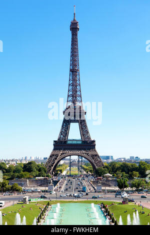 La Torre Eiffel si vede dalle fontane del Trocadero. Foto Stock