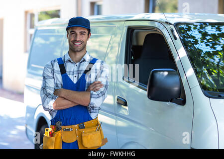 Ritratto di falegname sorridente con le braccia incrociate Foto Stock