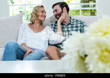 Romantico coppia giovane seduto sul divano Foto Stock