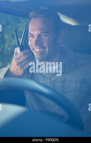 Driver di consegna a parlare su un walkie-talkie Foto Stock