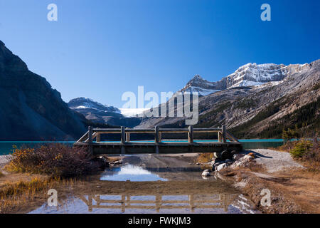 Ponte su un fiume a prua lago nelle Montagne Rocciose Canadesi Foto Stock