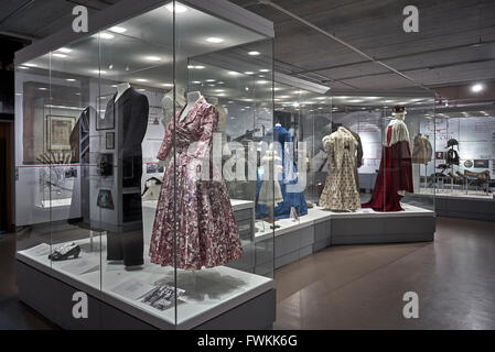 Museo di Banbury. Vista interna e oggetti storici antichi esposti al Banbury Museum and Culture Center Oxfordshire England UK Foto Stock