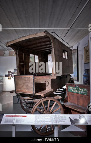 Banbury Museum vista anteriore e oggetti storici antichi in mostra al Banbury Museum and Culture Center Oxfordshire England UK Foto Stock