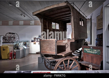 Banbury Museum vista anteriore e oggetti storici antichi in mostra al Banbury Museum and Culture Center Oxfordshire England UK Foto Stock