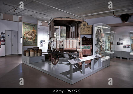 Banbury Museum vista anteriore e oggetti storici antichi in mostra al Banbury Museum and Culture Center Oxfordshire England UK Foto Stock